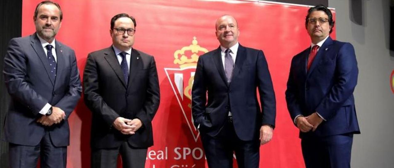 El consejo de administración del Sporting en una junta de accionistas antes del covid. Por la izquierda, Ramón de Santiago, Javier Fernández, Javier Martínez y Fernando Losada Javier Martínez