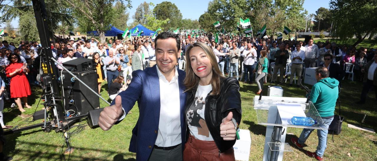 Juanma Moreno junto a María Guardiola en el acto para presentar a los candidatos a alcaldes celebrado en Mérida.