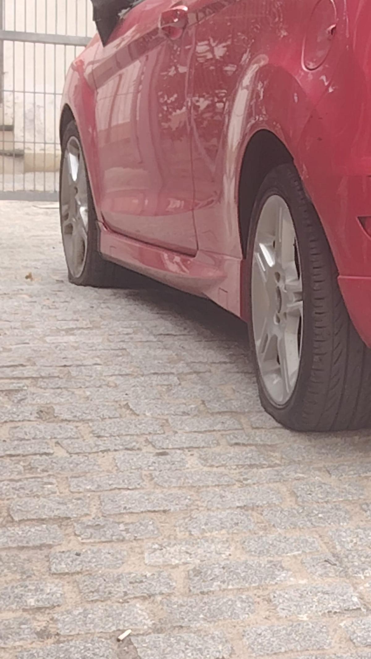 Otro vehículo con la rueda pinchada en Ciutat Vella