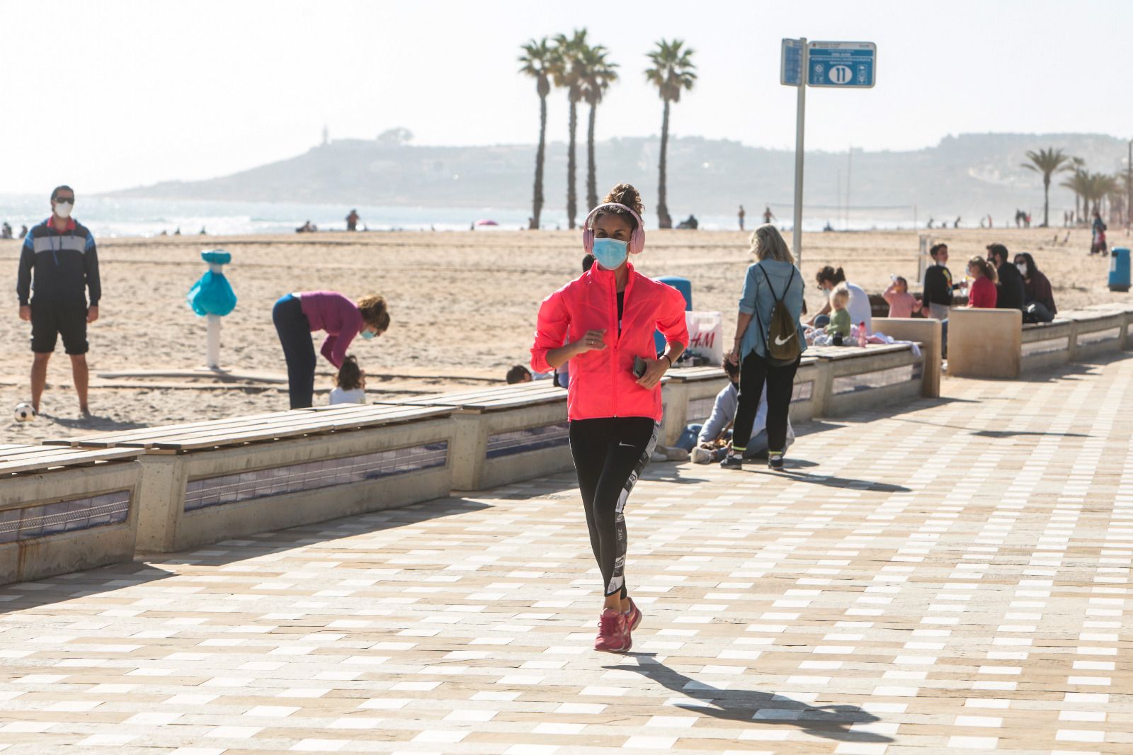 Ambiente primaveral en la playa de San Juan el primer sábado de febrero