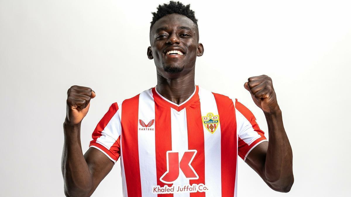 Idrisu Baba, con su nueva camiseta la del UD Almería.