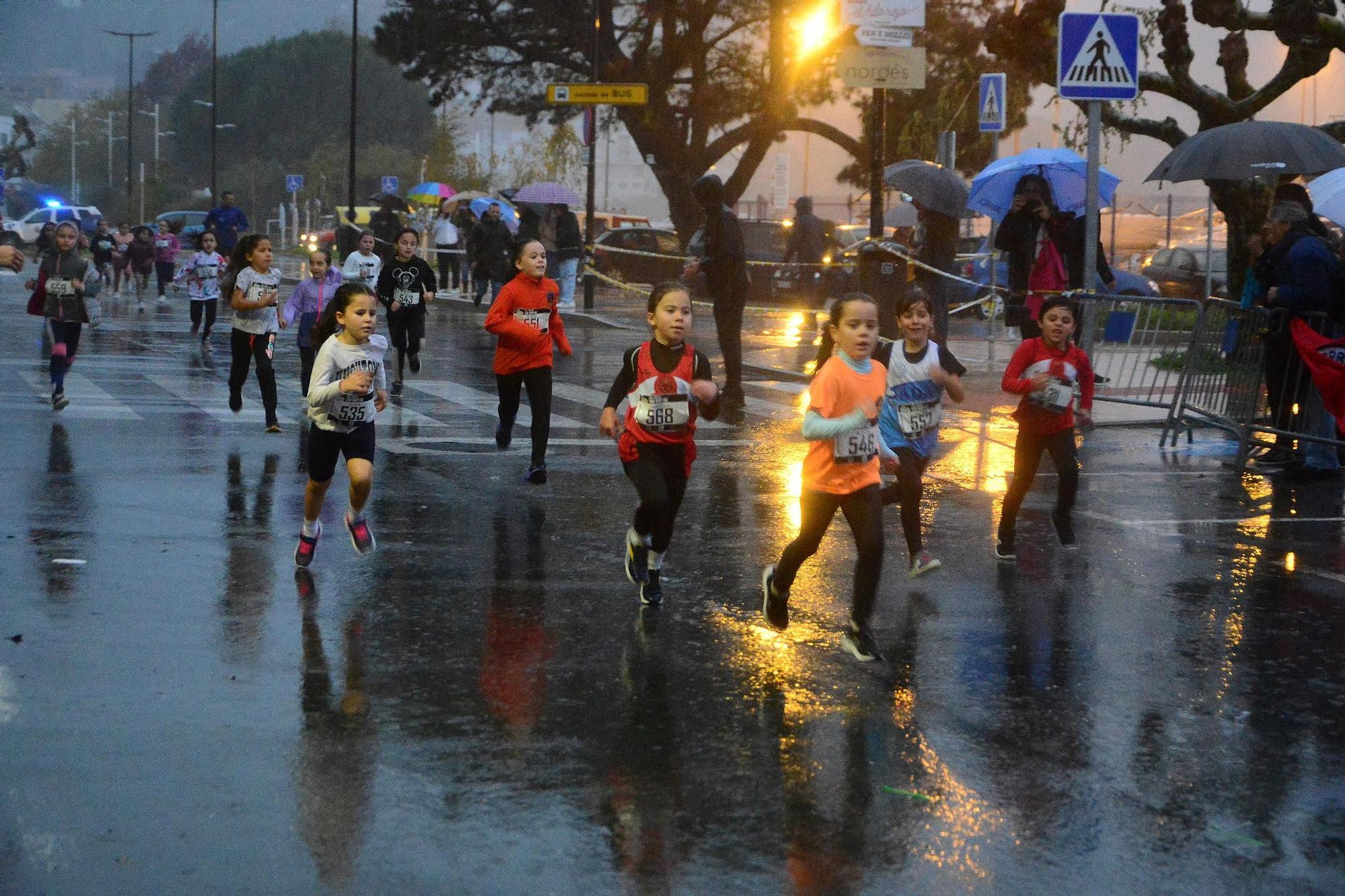 La XXVI Carreira San Martiño de Bueu, contra la lluvia y el viento