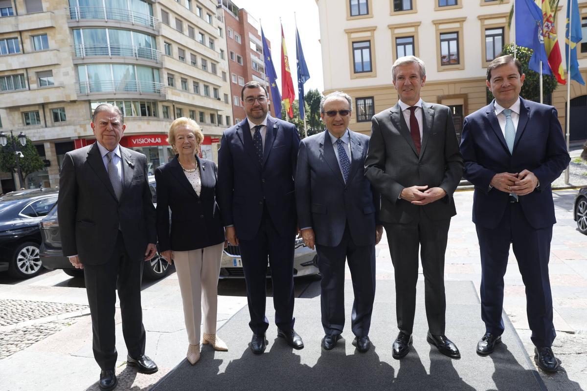 Por la izquierda, Alfredo Canteli, alcalde de Oviedo; Arantza Sarasola, vicepresidenta de Prensa Ibérica; Adrián Barbón, presidente del Principado; Javier Moll, presidente de Prensa Ibérica; Alfonso Rueda, presidente de la Xunta de Galicia y Alfonso Fernández Mañueco, presidente de Castilla y León, posan a las puertas del hotel de la Reconquista. Por la izquierda, Alfredo Canteli, alcalde de Oviedo; Arantza Sarasola, vicepresidenta de Prensa Ibérica; Adrián Barbón, presidente del Principado; Javier Moll, presidente de Prensa Ibérica; Alfonso Rueda, presidente de la Xunta de Galicia y Alfonso Fernández Mañueco, presidente de Castilla y León, posan a las puertas del hotel de la Reconquista.