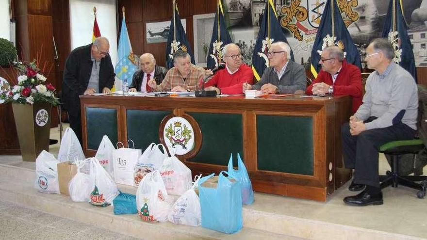 Los socios de Marinetea celebraron ayer su asamblea anual, donde también recogieron alimentos. // FdV