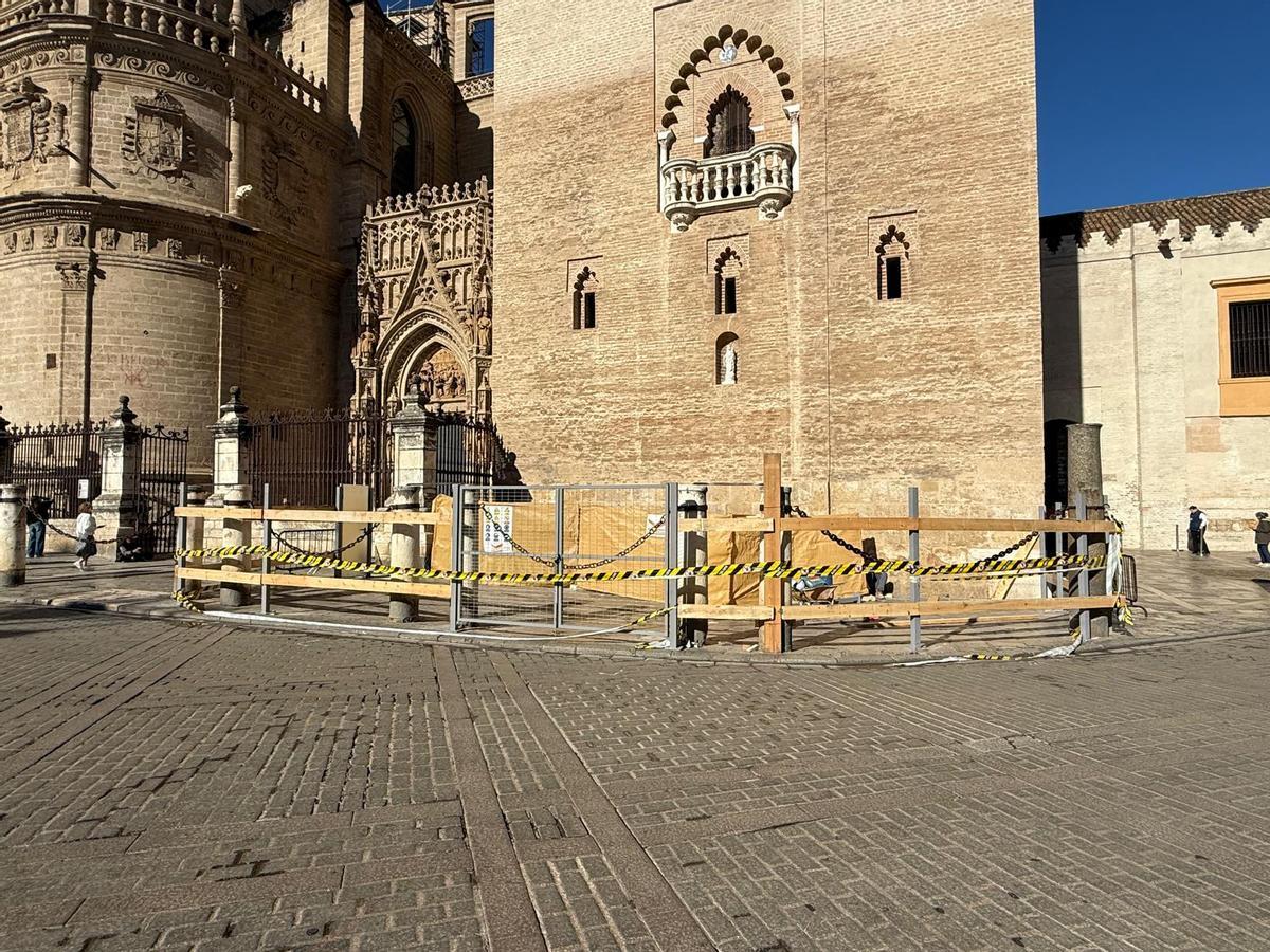 Cajón de obras a los pies de la Giralda de Sevilla.
