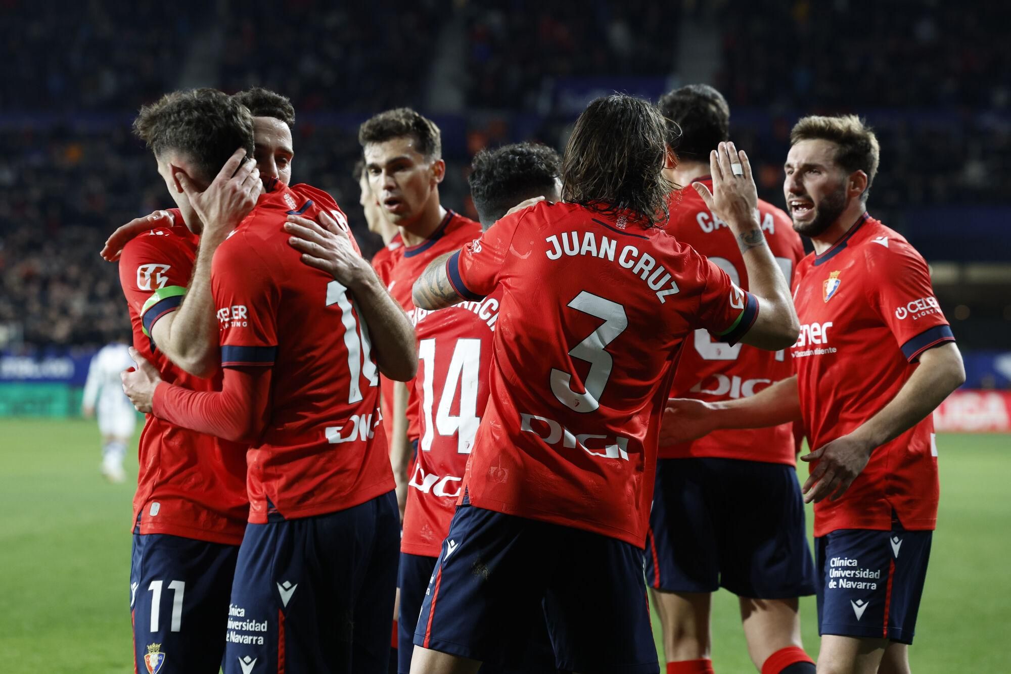 Los jugadores de Osasuna celebran el primer gol del equipo osasunista durante el encuentro correspondiente a la jornada 22 de Laliga EA Sports en el estadio El Sadar de Pamplona. EFE / Villar López.. (Osasuna) (Real Sociedad)