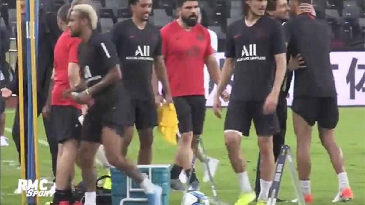 Neymar pasa de saludar a Leonardo en el entrenamiento del PSG