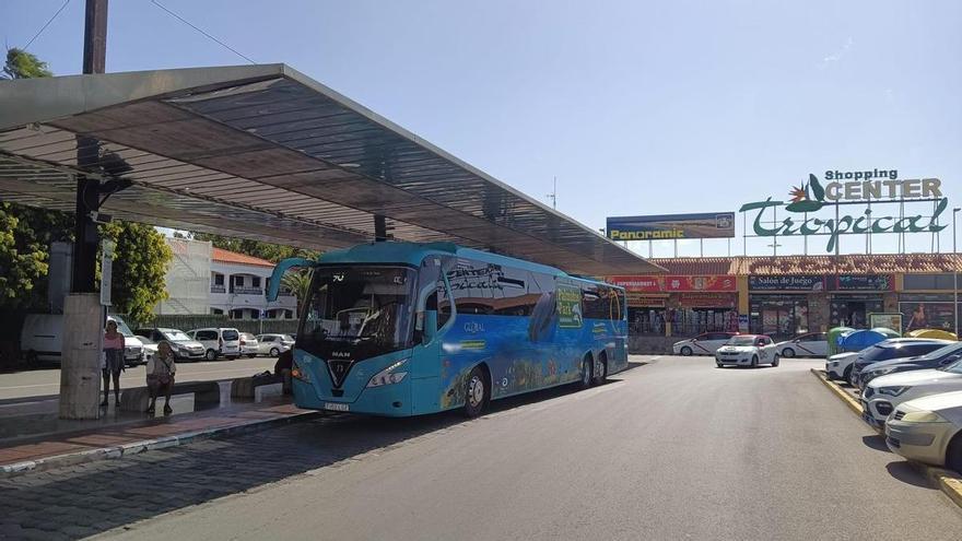 El aumento de pasajeros desborda el servicio de guaguas en zonas turísticas del Sur