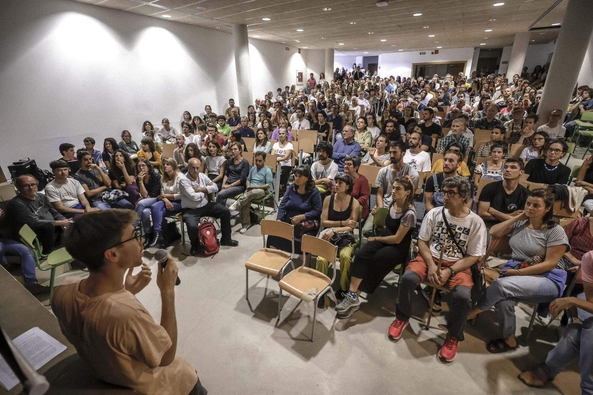 FOTOS | Así ha sido la asamblea ciudadana contra la masificación turística en el IES Sineu