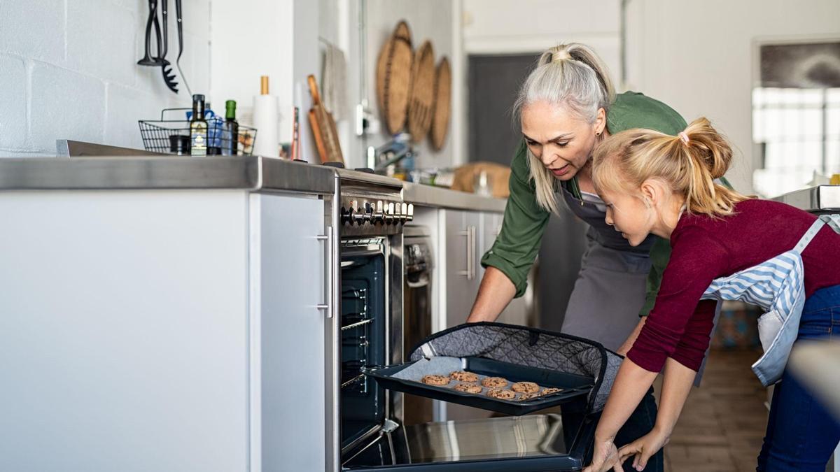 Una mujer y una niña cocinando