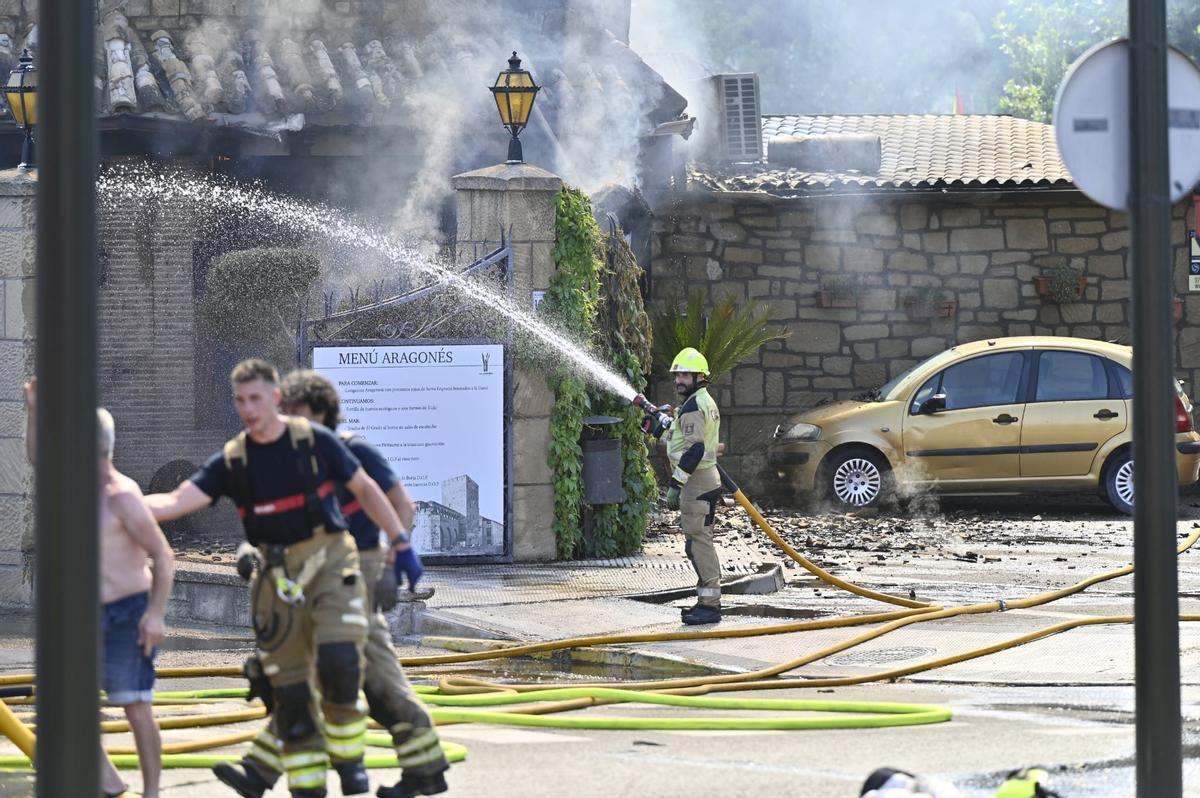 En imágenes | Un incendio calcina el restaurante La Junquera de Zaragoza