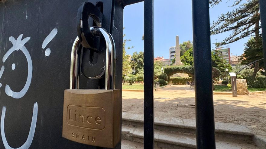 Los vecinos se encuenrtan el Panteón de Quijano de Alicante cerrado