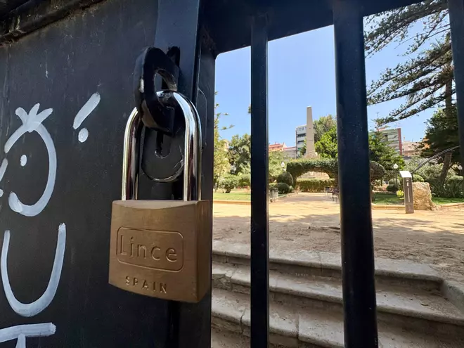 Los vecinos se encuenrtan el Panteón de Quijano de Alicante cerrado