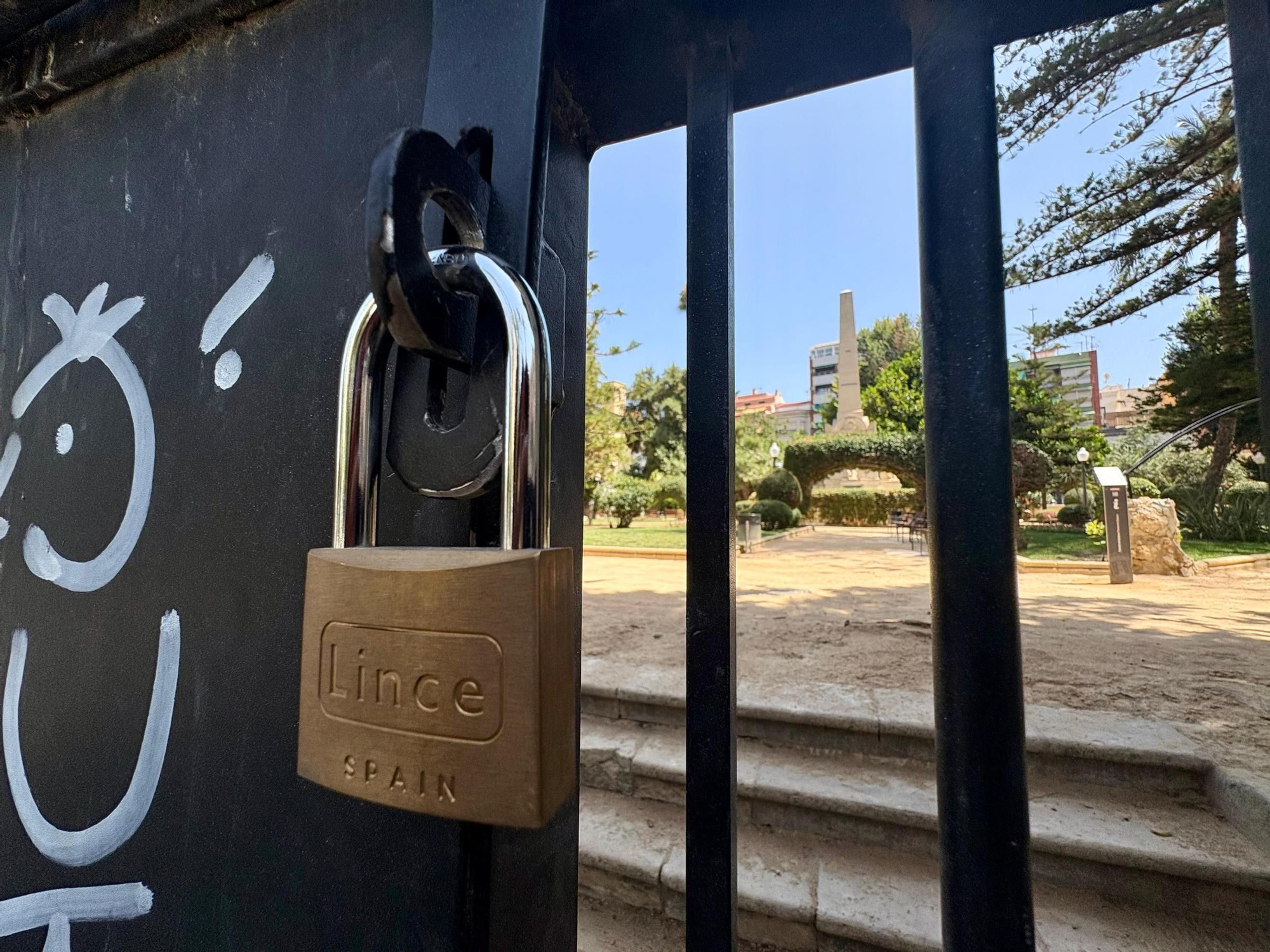 Los vecinos se encuenrtan el El Panteón de Quijano de Alicante cerrado