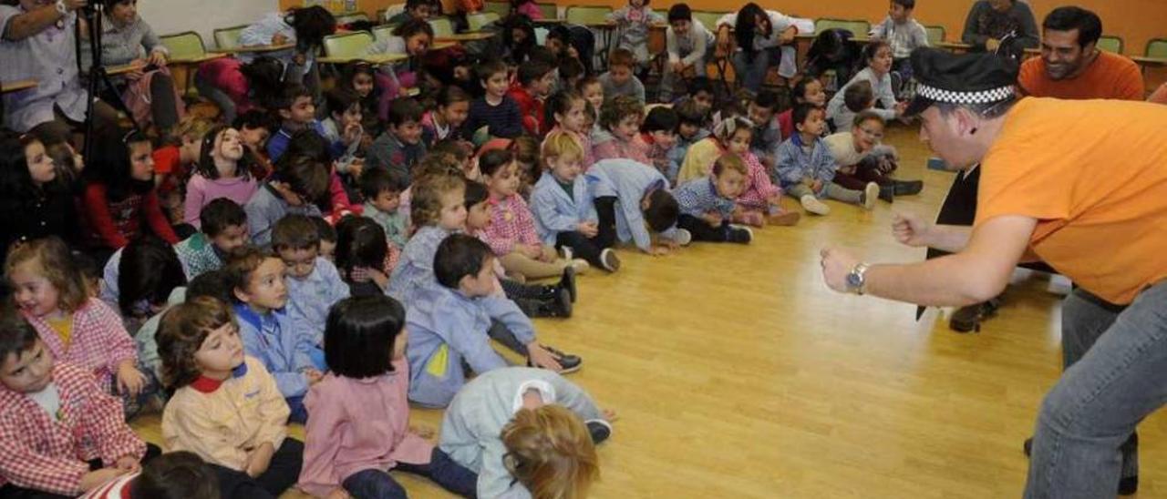 El colegio de Corón ha inaugurado la temporada de la biblioteca con una actuación de Os Musicontos, un grupo formado por vilagarcianos. N.Parga