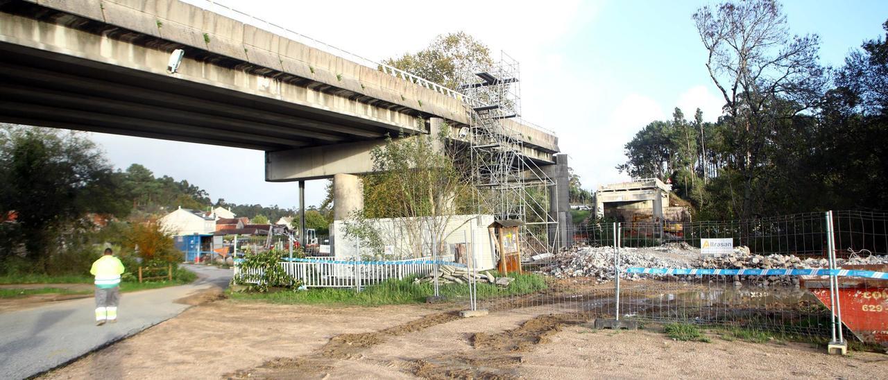 Imagen del puente de Santa Marta tras haber sido vretirada toda la estructura del vano afectado.
