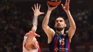 El azulgrana Satoransky lanza a canasta en presencia de Vildoza en los primeros minutos del partido