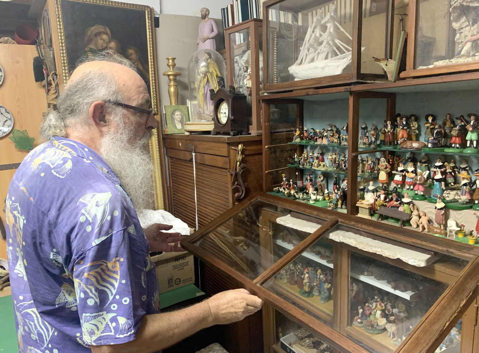 Manel Domènech muestra parte de su colección de ‘pastorets’. | B. NOGUERA