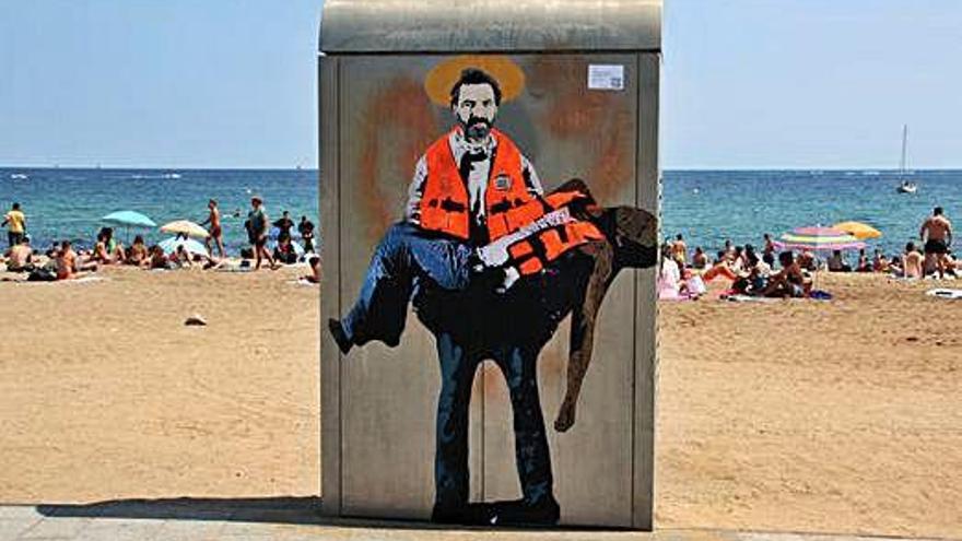 L&#039;artista TVBoy «santifica» Òscar Camps a la platja de la Barceloneta