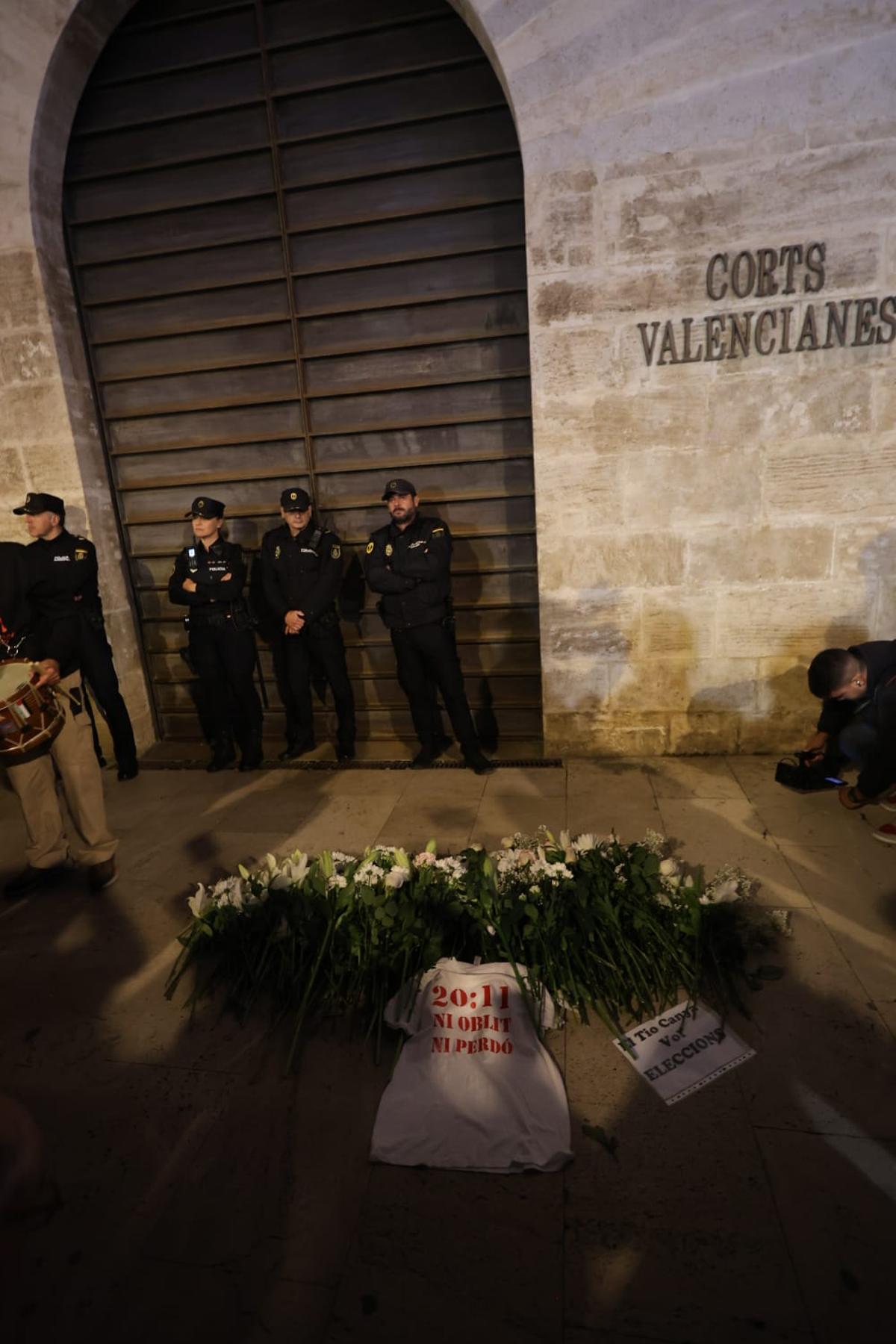 Decenas de valencianos se concentran frente a las Corts para pedir el enjuiciamiento de Mazón por su gestión de la dana