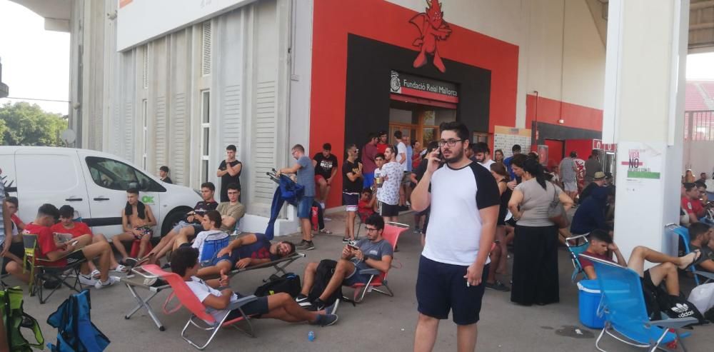 Enfado de aficionados al agotarse lo abonos de nuevos socios del RCD Mallorca