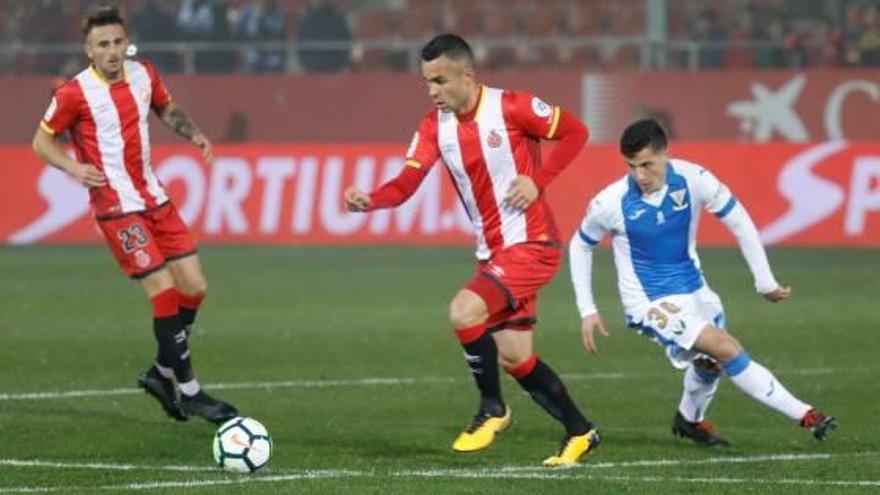 Eloi Amagat controla una pilota al mig del camp el dia del seu debut a Primera contra el Leganés.