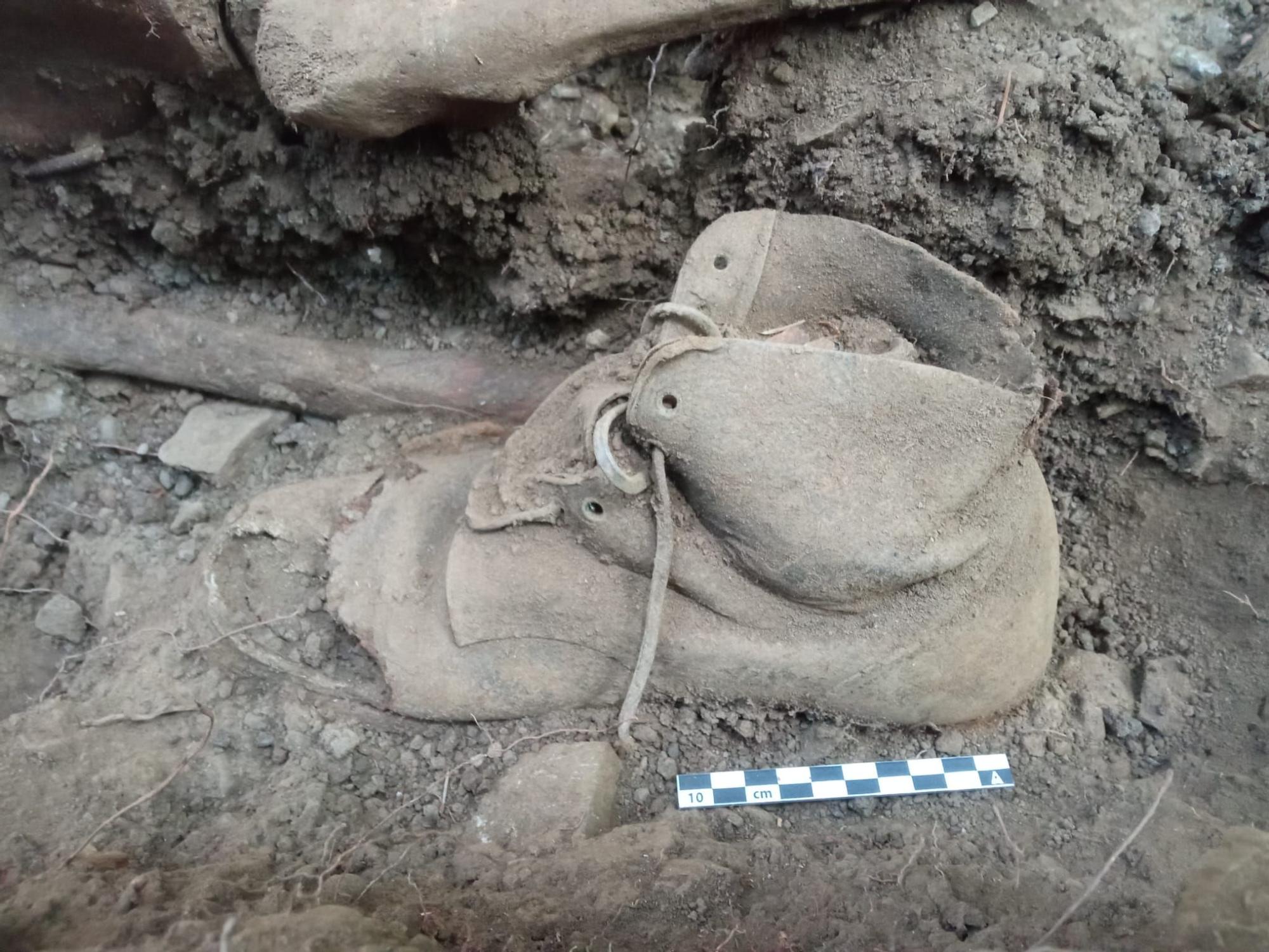 Una bota hallada en el enterramiento.