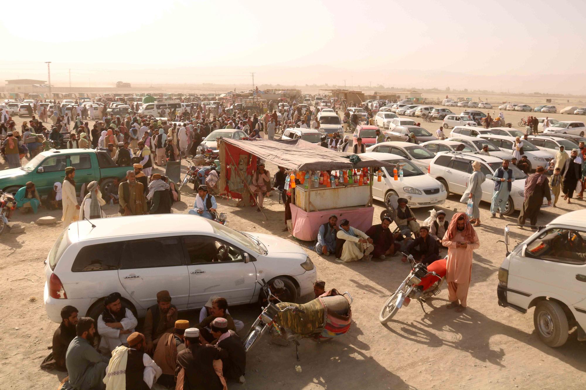 Cientos de personas esperan en la frontera  con Pakistán huyendo del avance talibán.