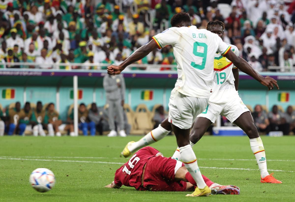 Doha (Qatar), 25/11/2022.- Boulaye Dia (C) of Senegal scores the opening goal during the FIFA World Cup 2022 group A soccer match between Qatar and Senegal at Al Thumama Stadium in Doha, Qatar, 25 November 2022. (Mundial de Fútbol, Catar) EFE/EPA/Ali Haider