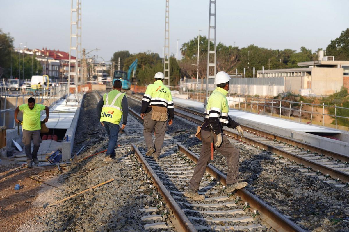 Operarios trabajan en la reconstrucción del tramo de metro dañado en Paiporta.