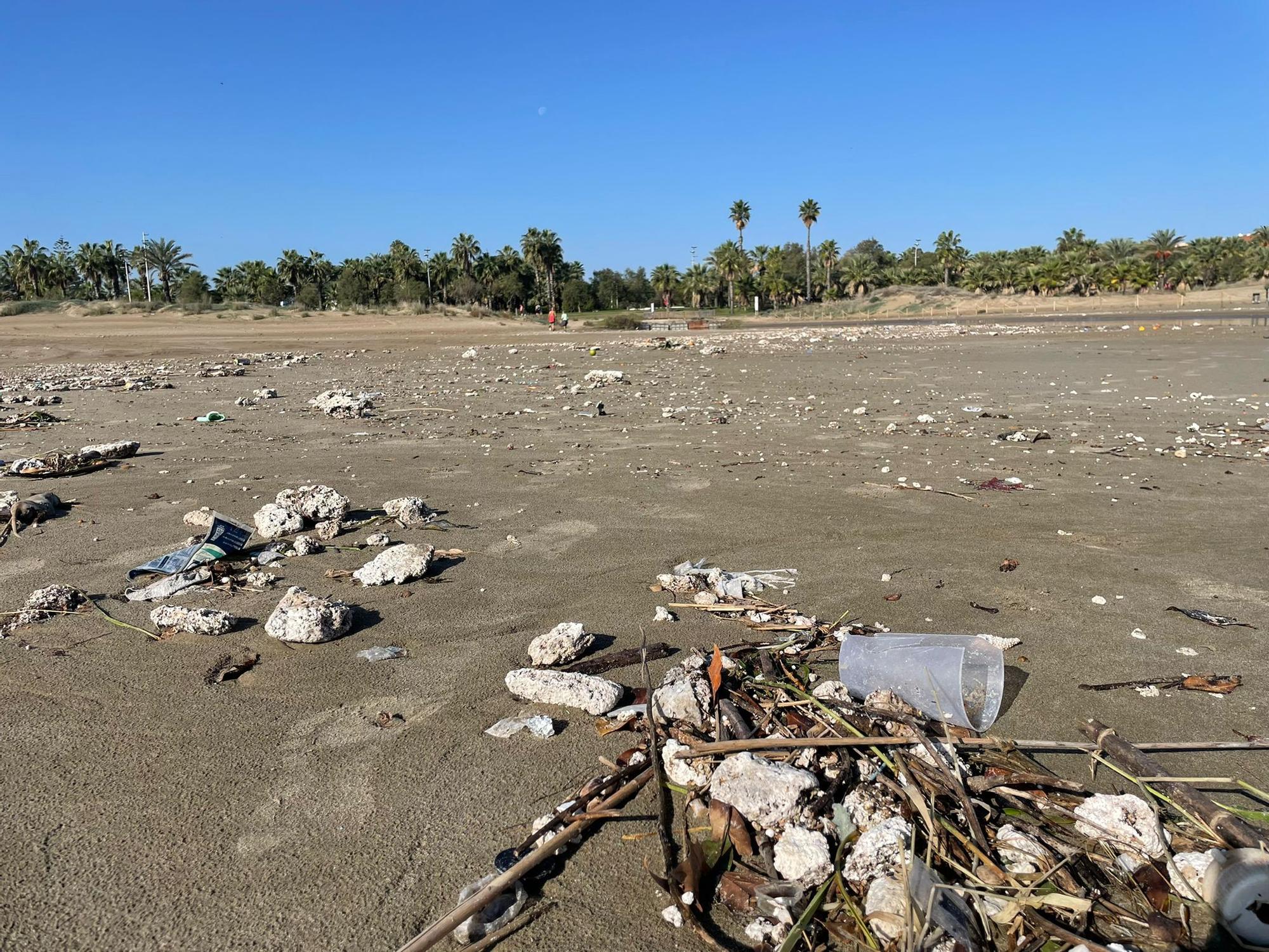 La playa de Gurugú amanece llena de basura por las lluvias.