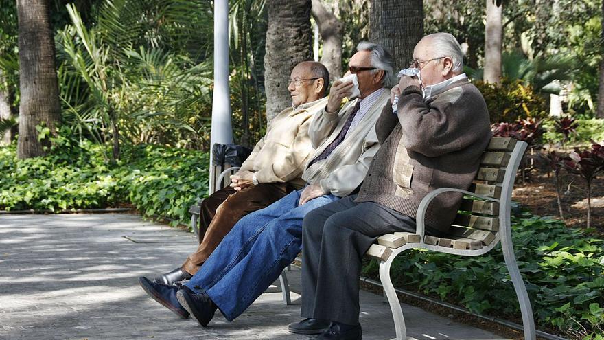 Tres personas mayores descansan en un banco. | L.O.