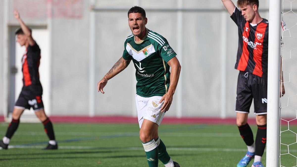 Adri Crespo, durante el partido ante el Arenas, en el que marcó.