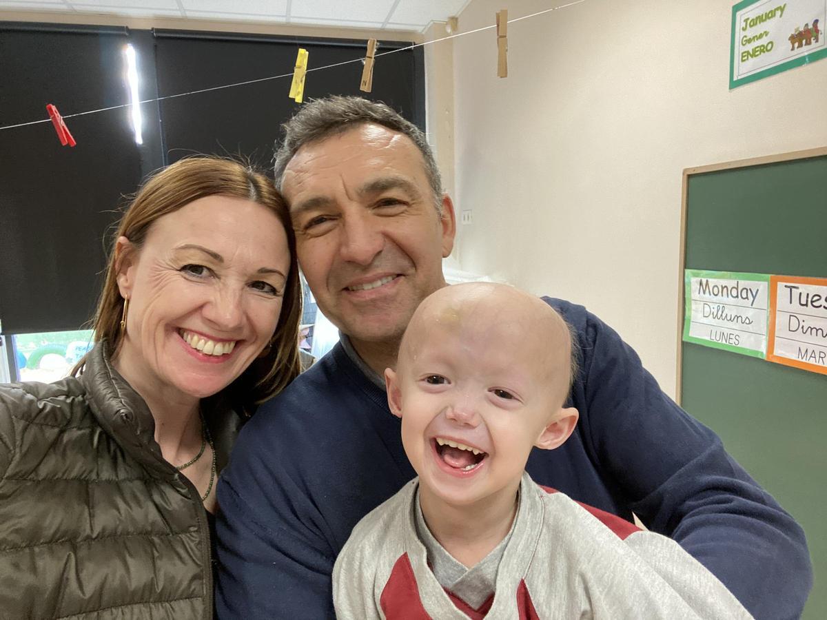 La niña Alexandra con sus padres, Esther Martínez y Cédric Peraut.
