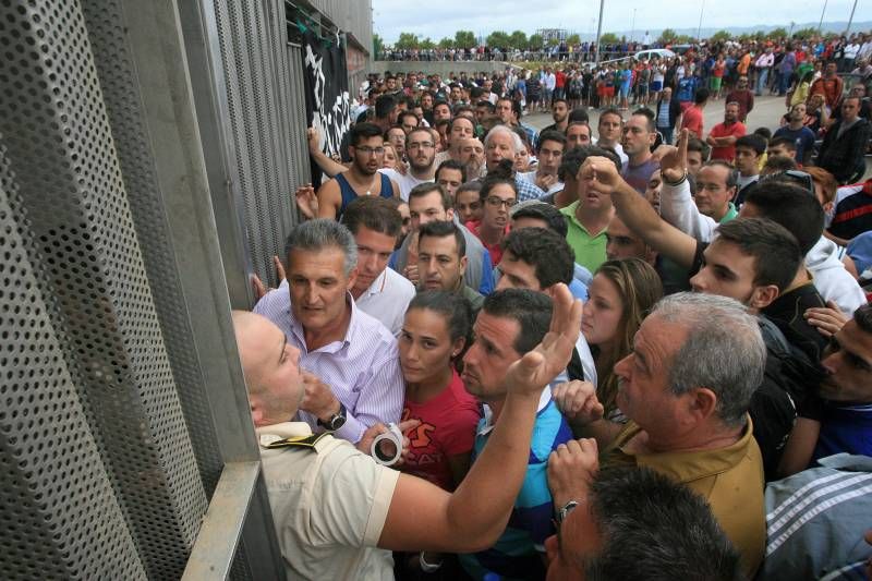 Largas colas ante El Arcángel para conseguir los abonos de la temporada