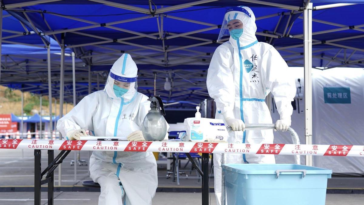 Servicios sanitarios de China en un laboratorio de testeo de COVID-19