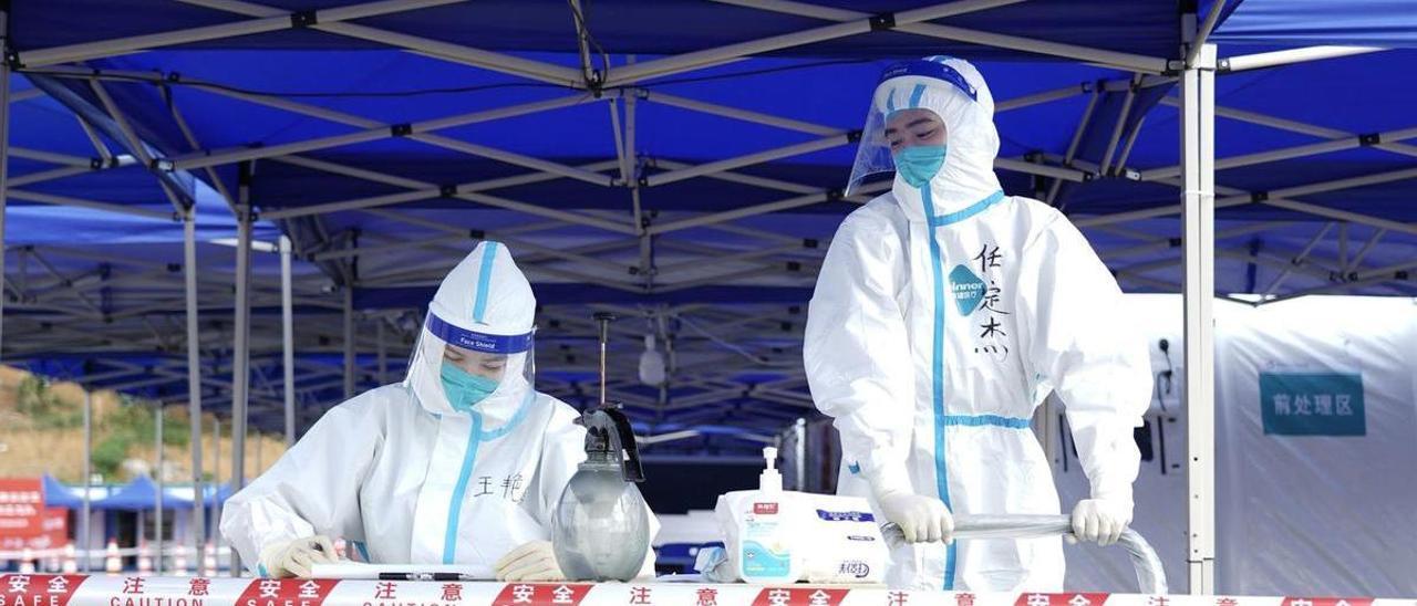 Servicios sanitarios de China en un laboratorio de testeo de COVID-19