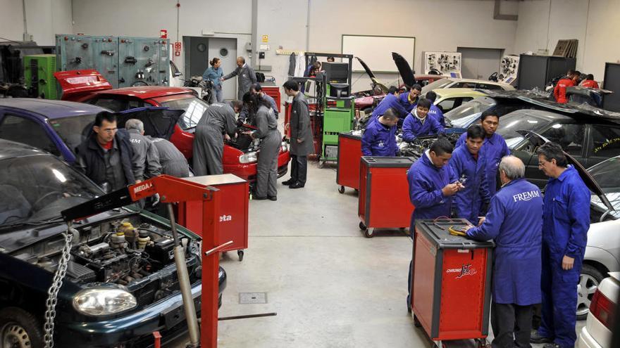 Alumnos de un curso de automoción en un taller de la FREMM.