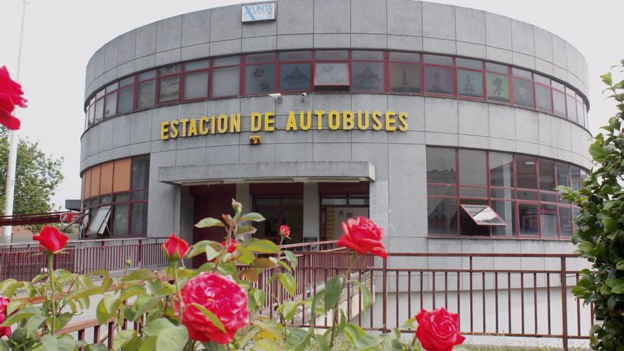 Roba un autobús en Ferrol para &quot;estacionarlo bien&quot; y provoca un accidente horas más tarde