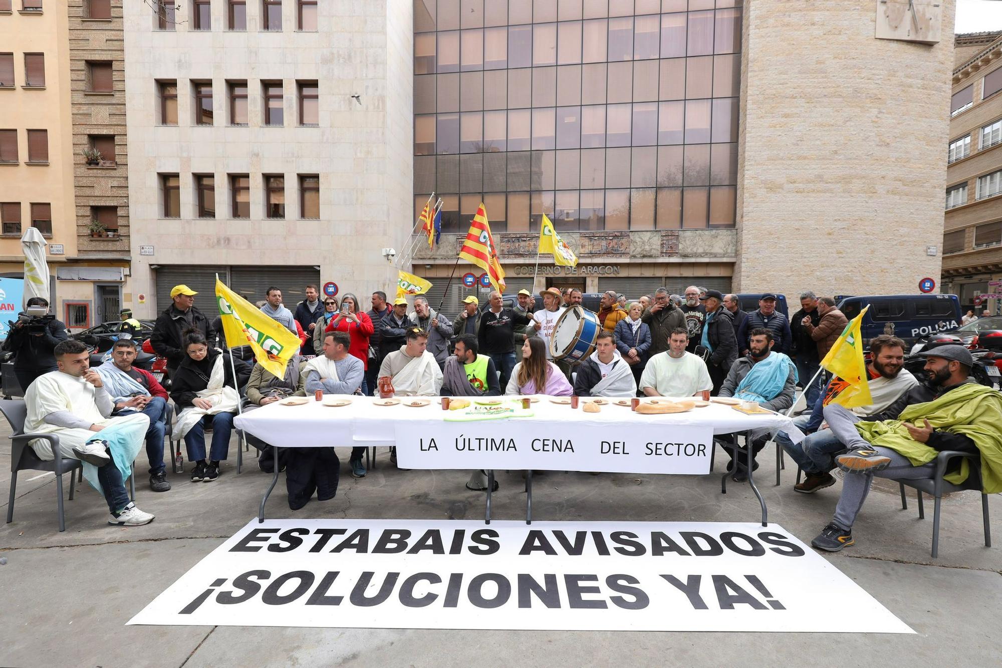 En imágenes | Concentración de los agricultores antes la consejería de Agricultura en Zaragoza