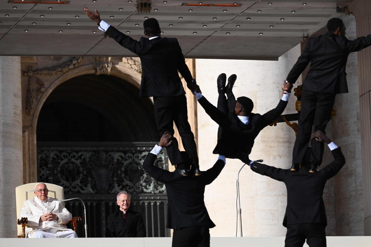 Un circo de Kenia actúa para el papa Francisco