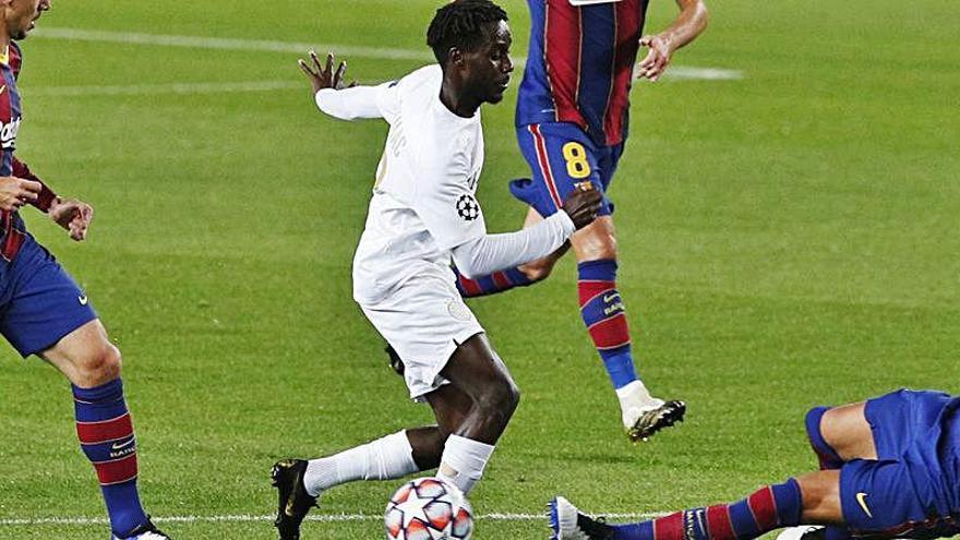 Pique y Lenglet jugando contra el Ferencvaros.