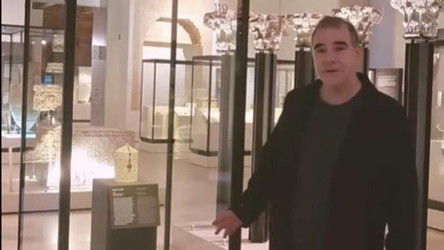 José Ignacio Sánchez explica la pieza en el Día de la Lengua Árabe.