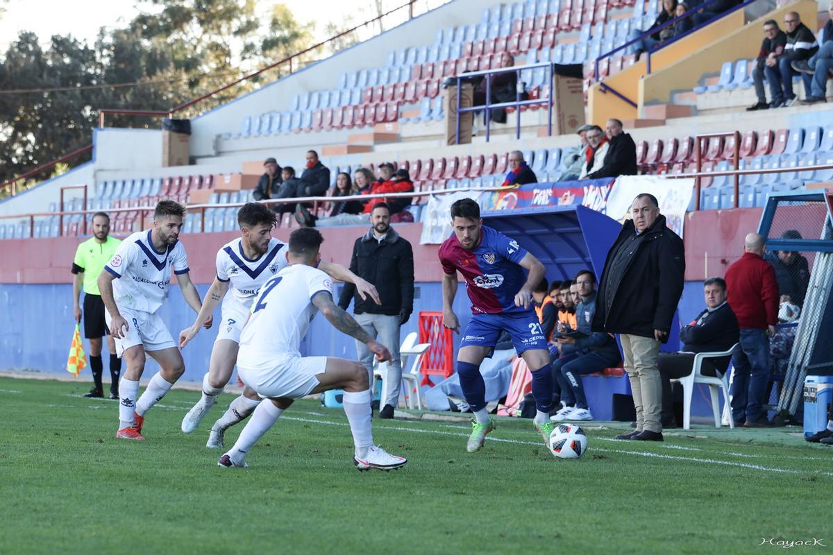 Serra, presionado por hasta tres jugadores rivales.