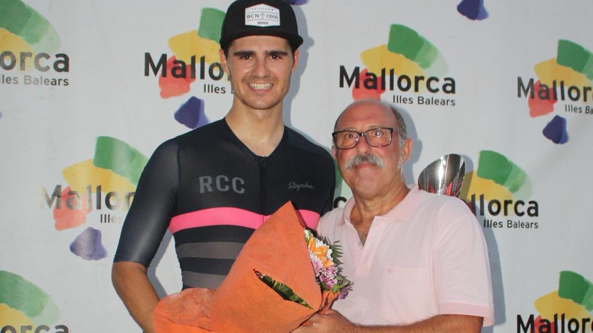 Jaume Mestre entrega el premio de la combatividad a Miguel Indurain.