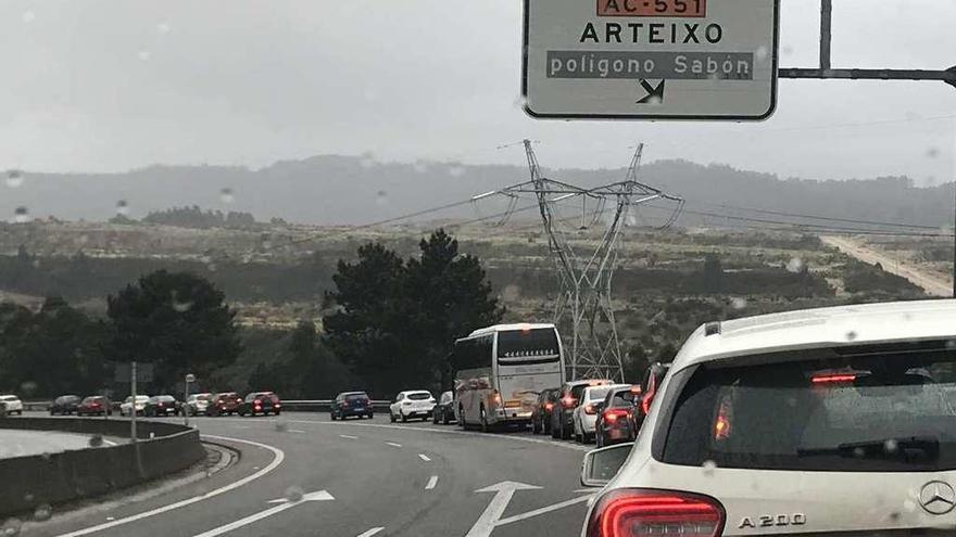 Vista de la salida de la AG-55 hacia Arteixo, adonde llegó el atasco.