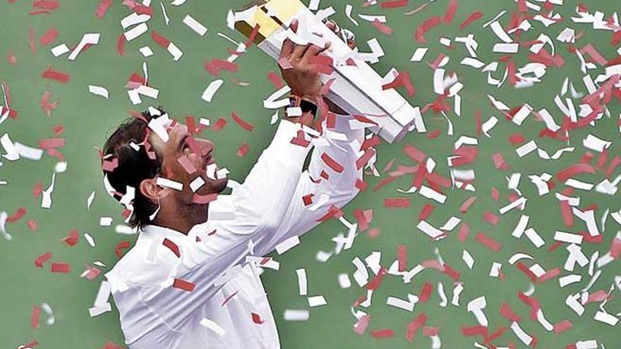 El manacorí Rafel Nadal mira con una sonrisa el trofeo que le acredita como campeón del Masters 1000 de Montreal.