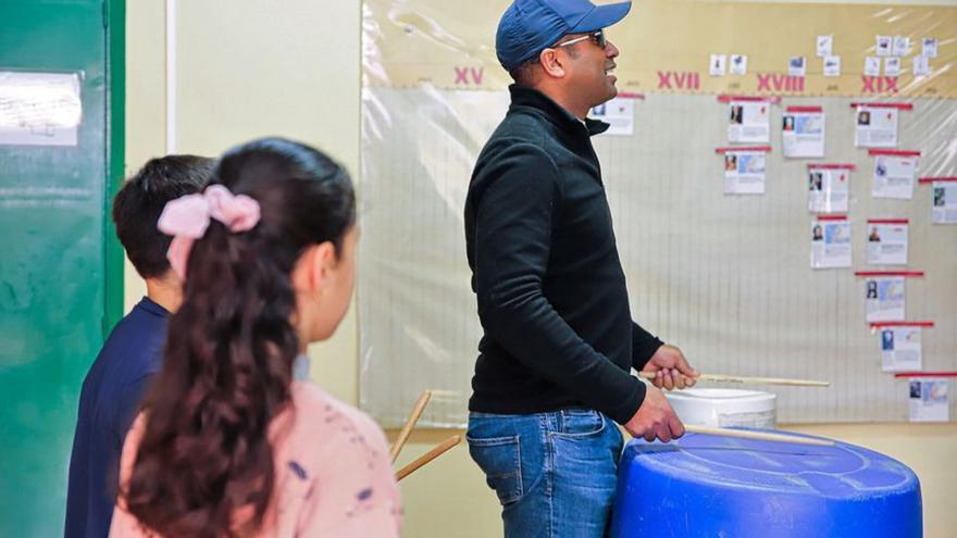 Escolares de Culleredo aprenden a hacer una batucada con material de deshecho en un taller de ecopercusión