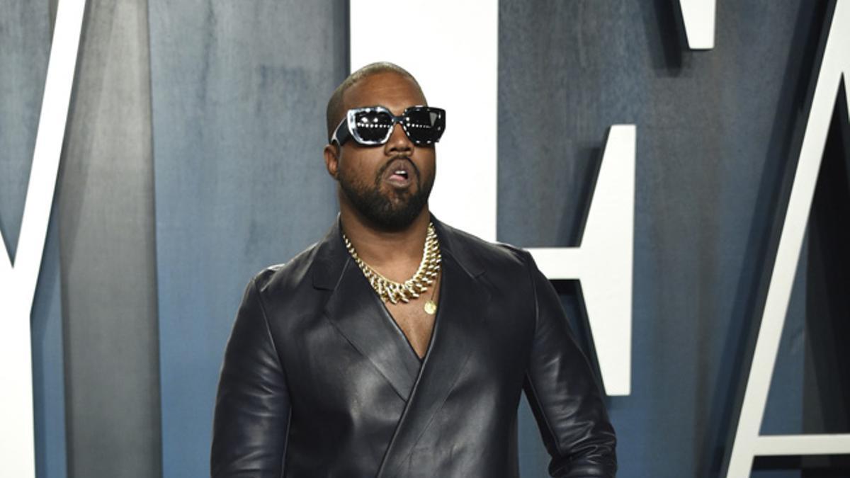 Kanye West con traje de chaqueta y pantalón de cuero negro