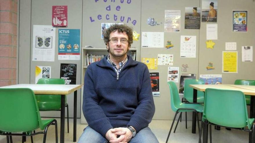 El edil de Culturas, José Manuel Sande, en la zona de lectura de un centro cívico de la ciudad.